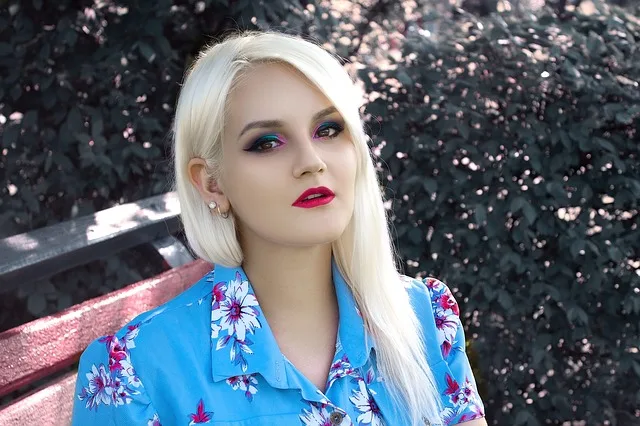 Femme russe souriante illustrant la joie de vivre slave